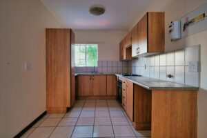 Wie kann man defekte Scharniere bei Holzmöbeln selbst austauschen?