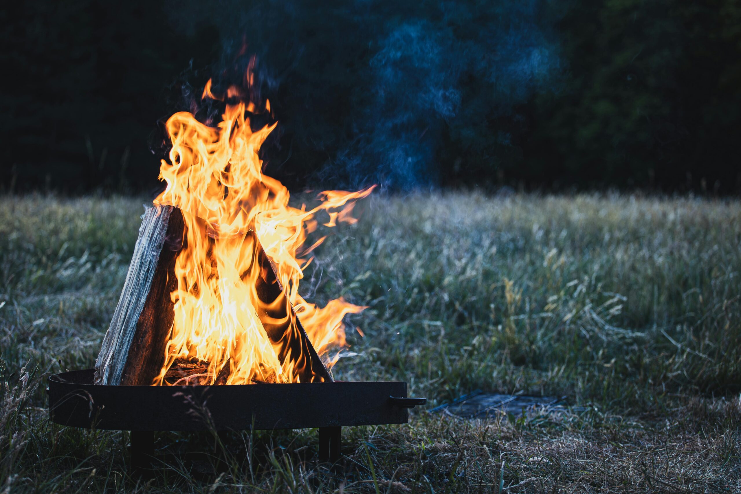 Wie erstellt man eine sichere Feuerstelle im eigenen Garten?