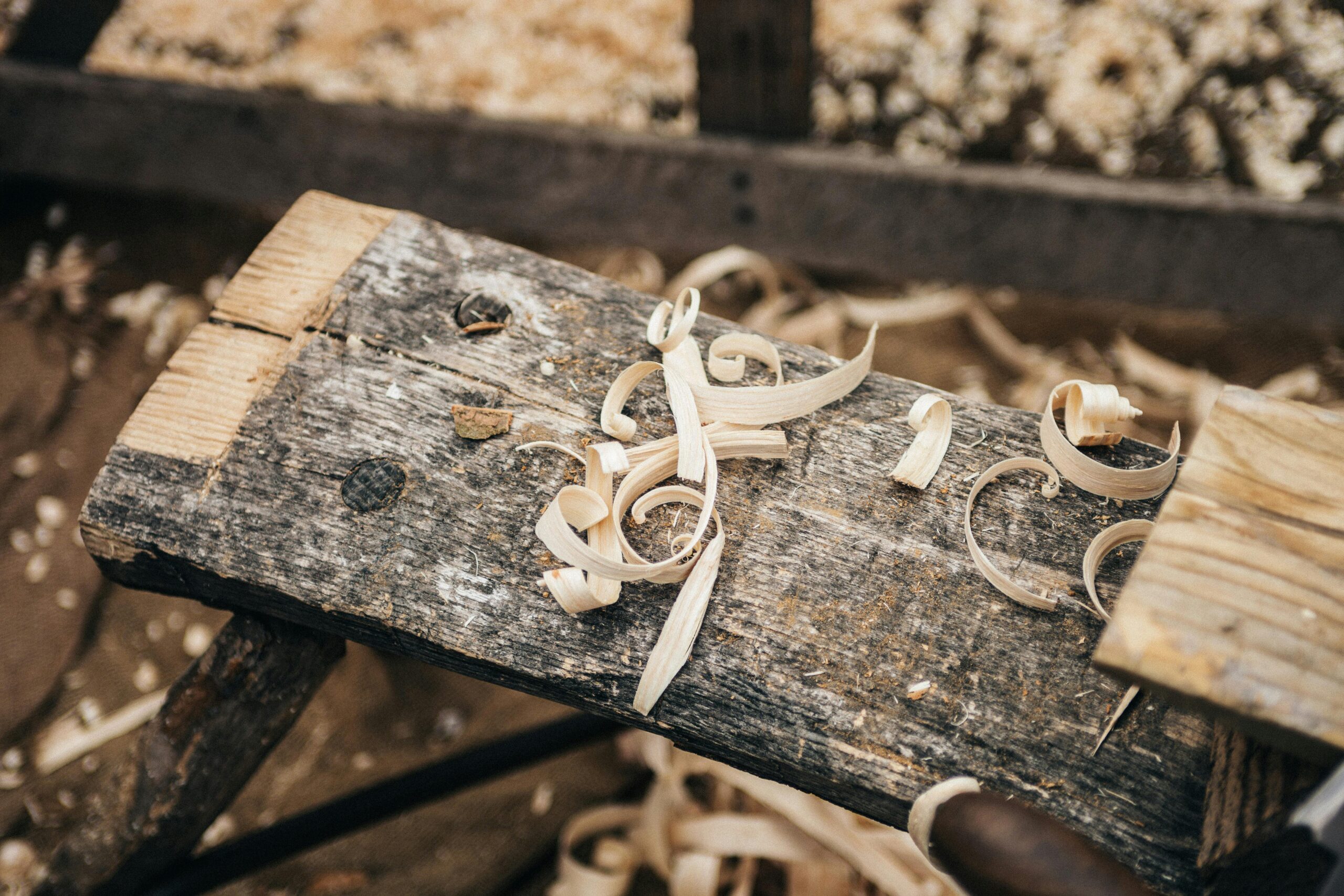 Welche Schritte sind nötig, um alte Holzböden abzuschleifen und neu zu versiegeln?