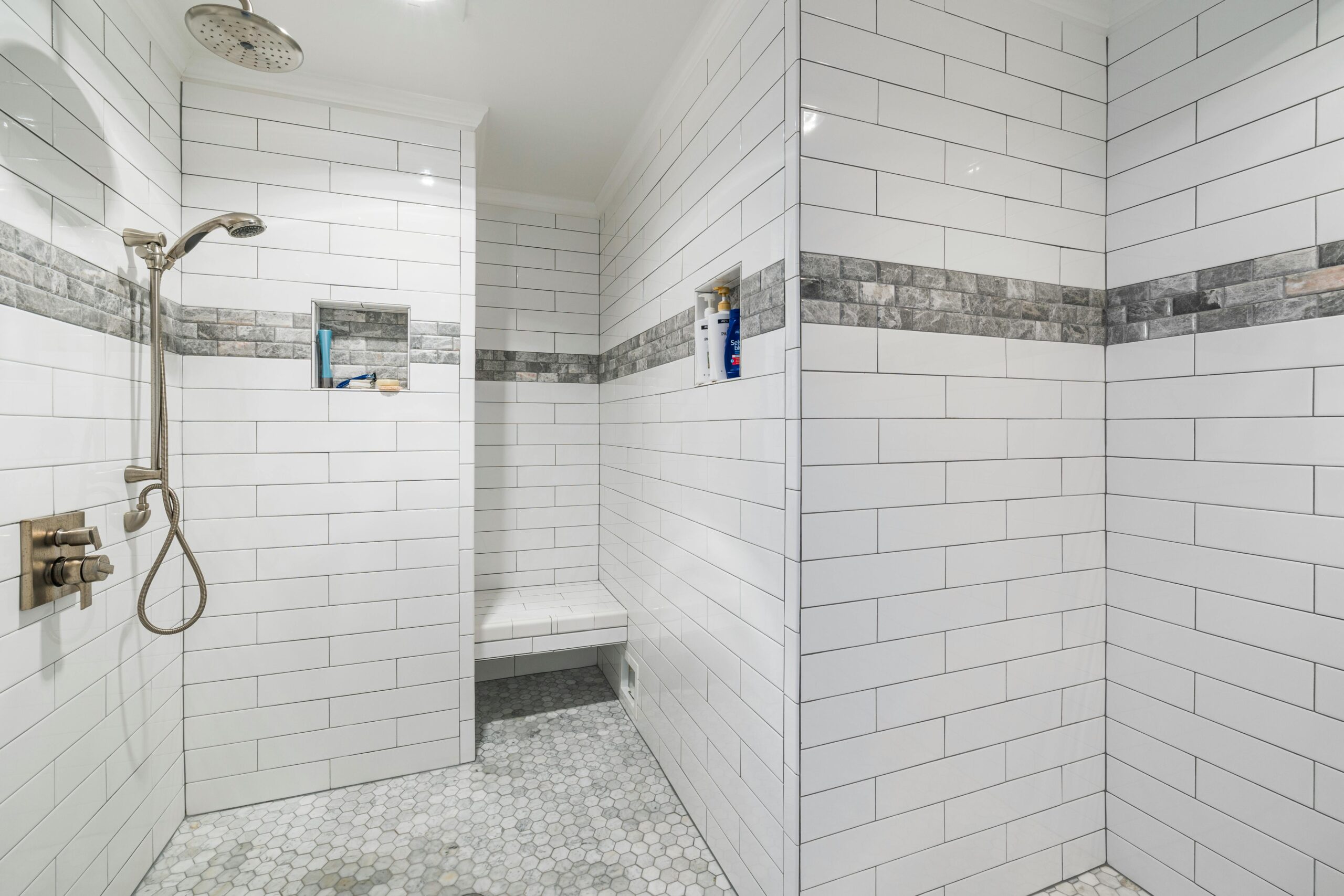 Wie kann man Fliesenfugen in der Dusche vor Schimmel schützen?