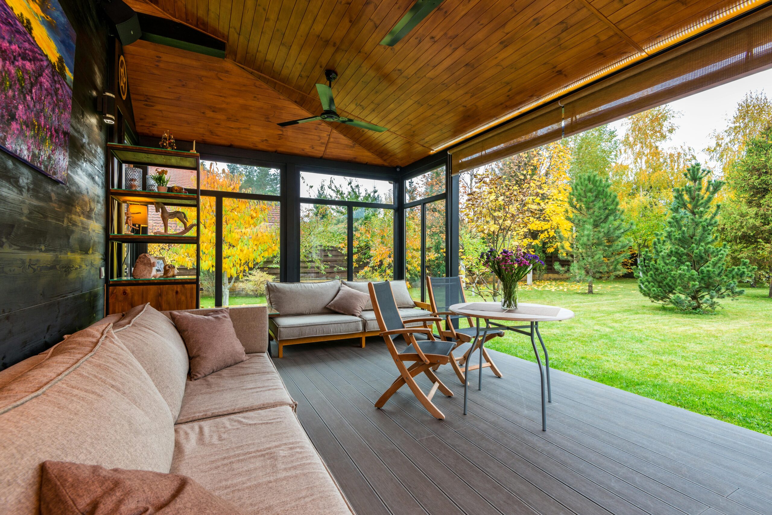 Wie kann man kostengünstig eine Terrasse aus Holz selbst anlegen?
