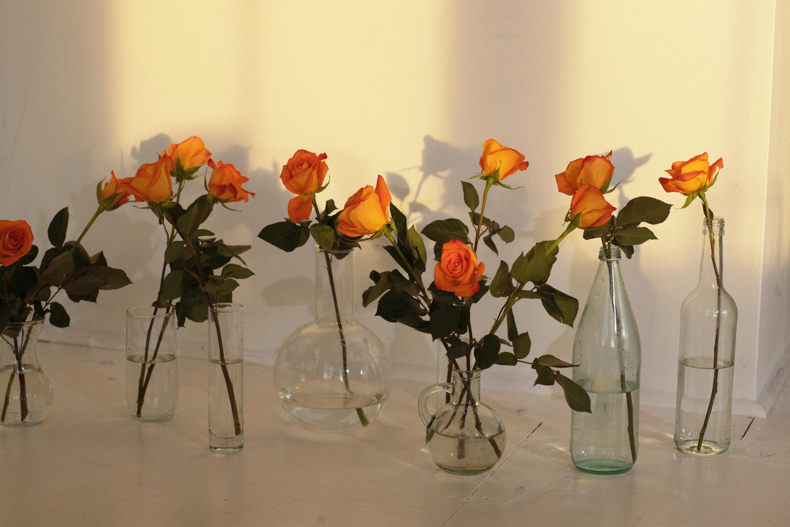 Wie kann man alte Glasflaschen in dekorative Vasen umwandeln?