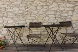 Welche Tricks erleichtern das Entfernen von Rostflecken auf Terrassenmöbeln?