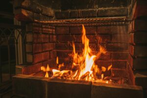 Wie entfernt man hartnäckige Rußflecken an Kaminwänden?