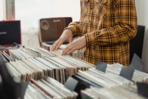 Wie kann man alte Tonträger wie Schallplatten vor Feuchtigkeitsschäden bewahren?