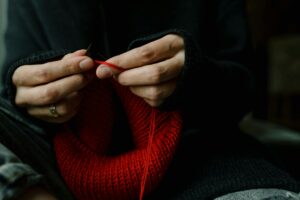 Wie kann ich einen einfachen Schal stricken, der auch Anfängern gelingt?