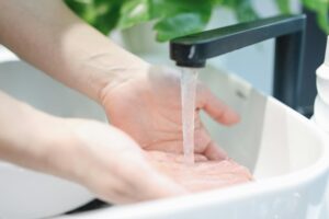Wie repariere ich einen undichten Wasserhahn ohne Klempner?