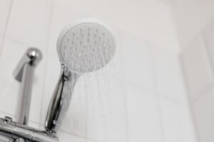 Welche Maßnahmen helfen, um Schimmel in der Dusche zu vermeiden?