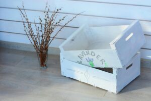 Wie kann ich alte Holzkisten kreativ als Möbel verwenden?