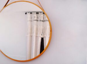 Wie kann ich einen Wandspiegel ohne Bohren sicher anbringen?