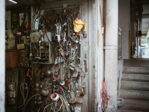 Welche Tipps helfen, um Kabel in der Wohnung ordentlich zu verstecken?