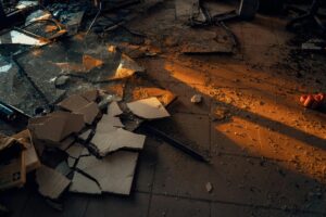 Wie entferne ich alte Fliesen ohne großen Aufwand?