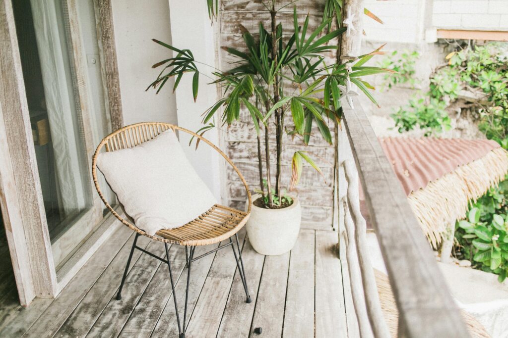 Wie pflege ich meine Holzterrasse richtig, um sie vor Witterung zu schützen?