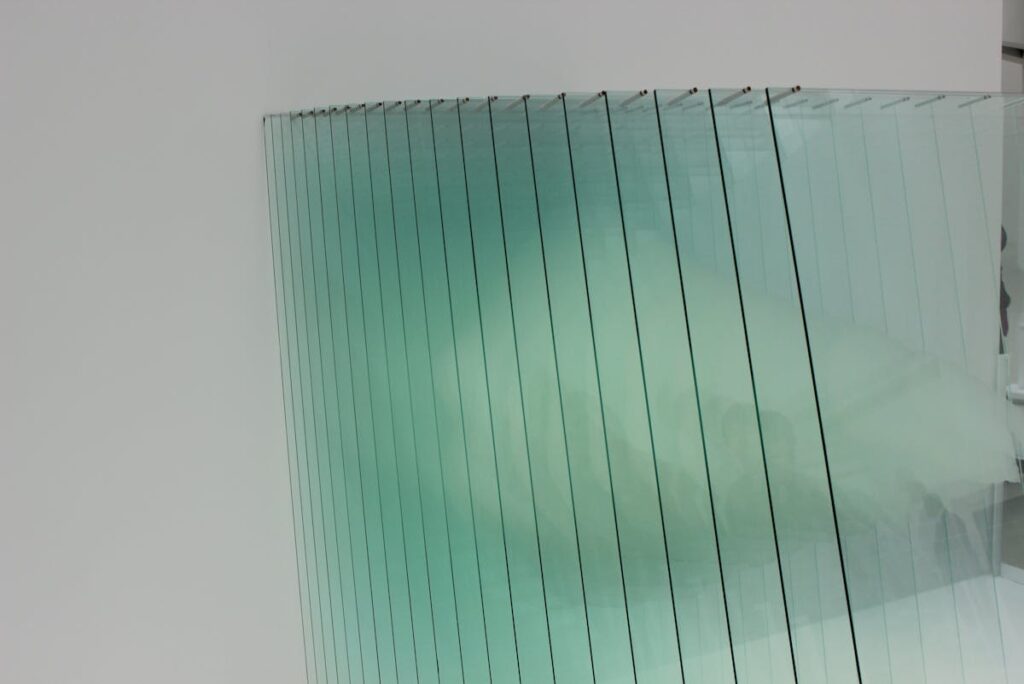 Wie entferne ich Kleberreste von Glasflächen ohne Kratzer