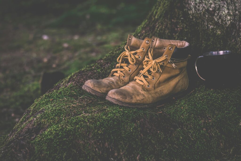 Wie pflege ich meine Wanderschuhe, damit sie länger halten?